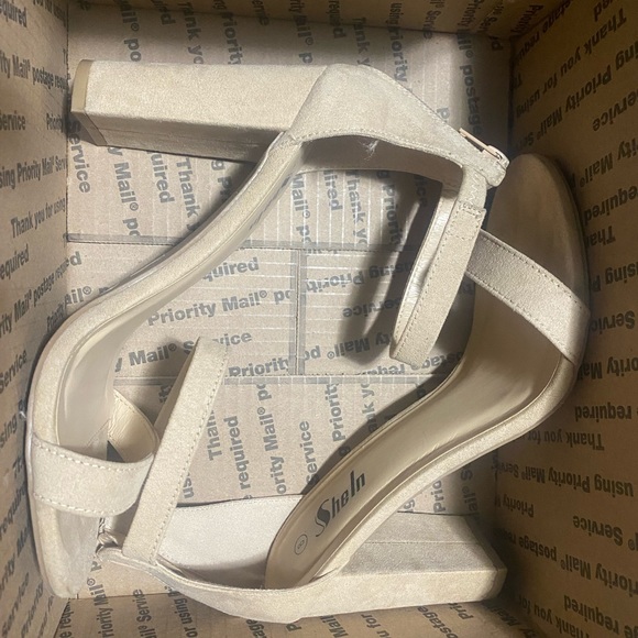 Nude suede heels- size 8 - Picture 10 of 11